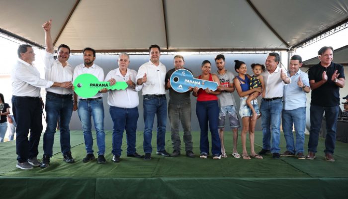 Governador entrega moradias e anuncia R$ 36,2 milhões para estradas rurais em Terra RicaFoto: Ar...