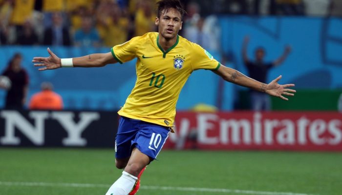 Neymar, com a camisa 10, comemora seu gol pela Seleção contra Croácia na Copa do Mundo de 2014...