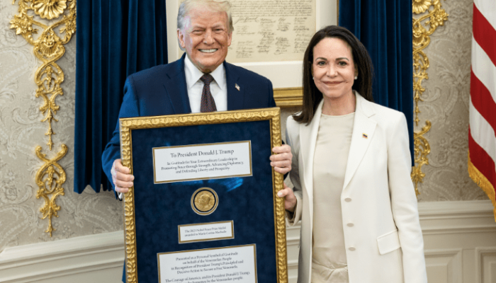 O presidente dos EUA, Donald Trump, e a líder da oposição venezuelana, María Corina Machado ...