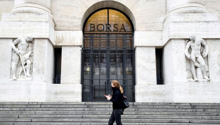 Pedestre caminha em frente à Bolsa de Valores de Milão  • Reuters/Flavio Lo Scalzo