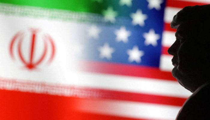 Ilustração com modelo em miniatura de Donald Trump e bandeiras dos EUA e Irã  • Reproduçã...