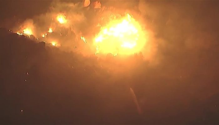 Ordem de evacuação emitida devido ao incêndio Springs Fire  • Reuters