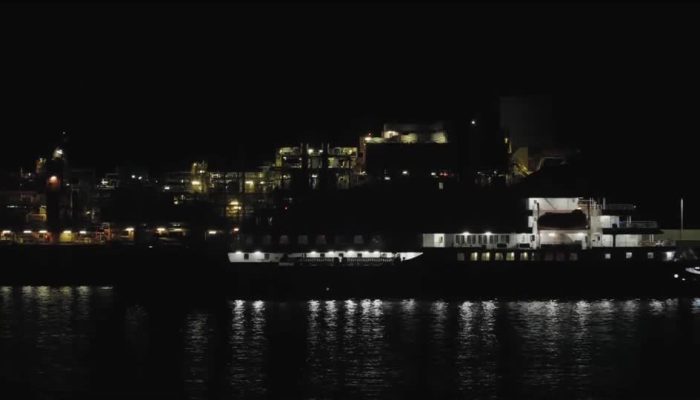 O navio de cruzeiro MV Hondius, atingido pelo hantavírus, chega para atracar nas Ilhas Canárias...