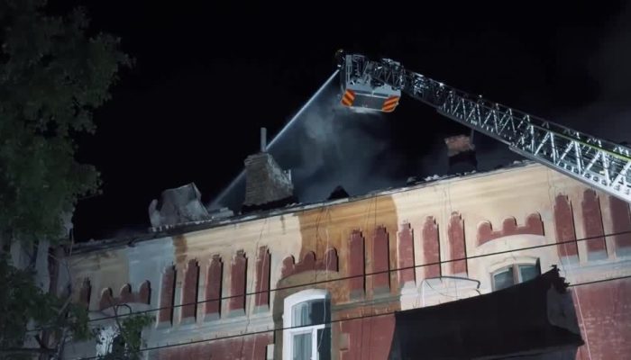Dezenas de prédios residenciais em Odessa foram atingidos por um ataque de drone russo, que deix...