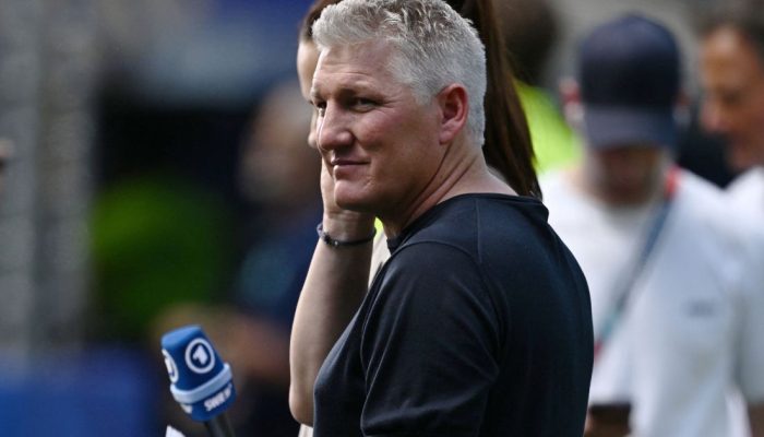 O ex-jogador alemão Bastian Schweinsteiger atuando como comentarista de TV  • REUTERS/Dylan M...