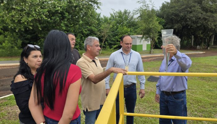 Prefeito Walcir conhece detalhes da nova tecnologia com raízes de plantas para tratar lodoFoto: ...