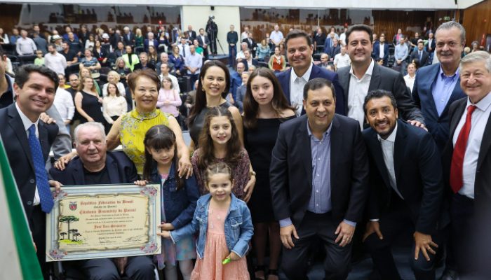 O governador Carlos Massa Ratinho Junior participa nesta terca-feira(4), da entrega do título de...