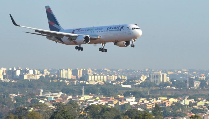 Avião da Latam se aproxima para pouso  • Foto: Tania Rego/Agência Brasil
