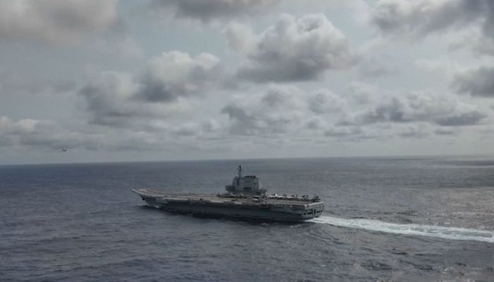 Porta-aviões do Exército de Libertação Popular da China em áreas a leste da ilha de Taiwan e...