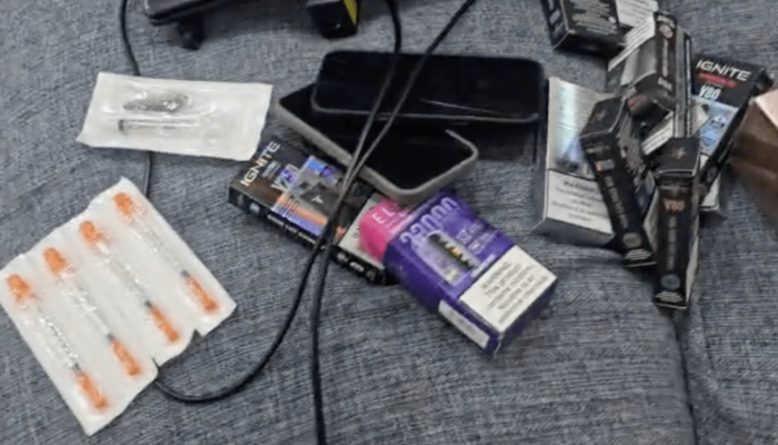 Agentes da Decon apreenderam medicamentos emagrecedores, celulares e produtos falsificados na cas...