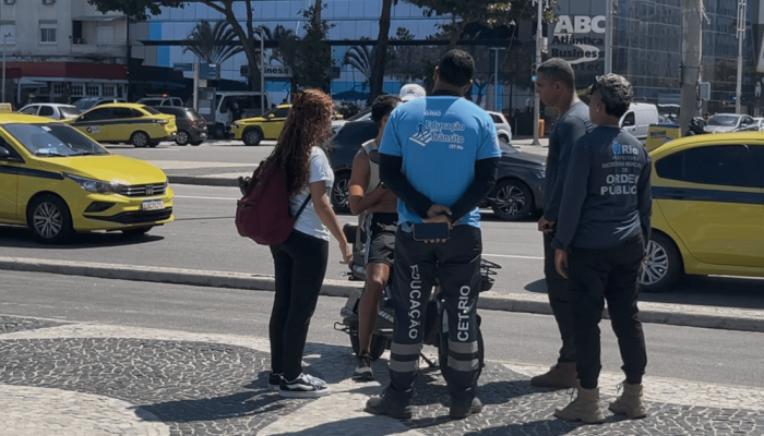 Agentes da Prefeitura do Rio fazem fiscalização na após decreto que define novas regras para b...