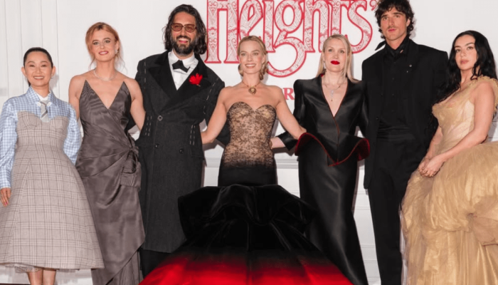 Elenco e diretora de "O Morro dos Ventos Uivantes' durante première  • Instagram/ Wuthering H...