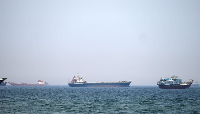 Embarcações no Estreito de Ormuz 29 de abril de 2026  • REUTERS/Stringer