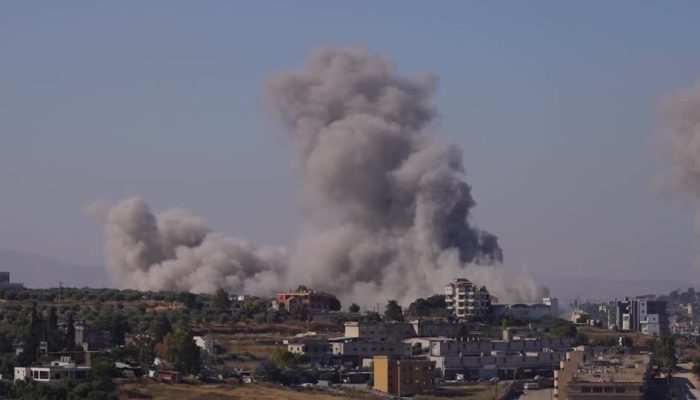 Fumaça em Nabatieh, no sul do Líbano, após ataques israelenses  • Reuters