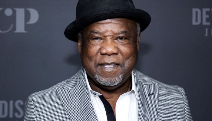 O ator Isiah Whitlock Jr. em outubro de 2025 na cidade de Nova York  • Santiago Felipe/Getty I...