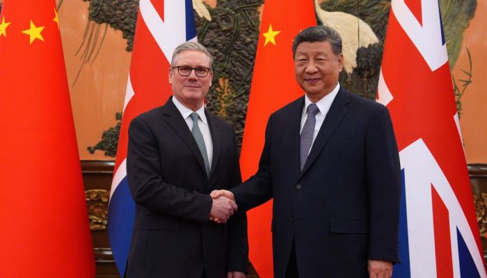 O primeiro-ministro britânico, Keir Starmer e o presidente chinês, Xi Jinping, antes de uma reu...