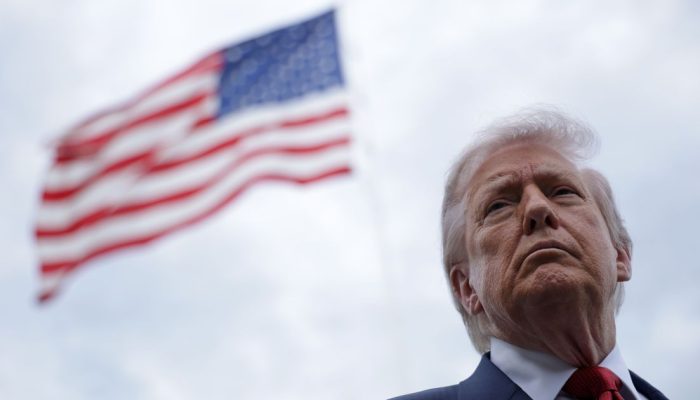 O presidente dos EUA, Donald Trump, fala com a imprensa ao deixar a Casa branca nesta sexta-feira...