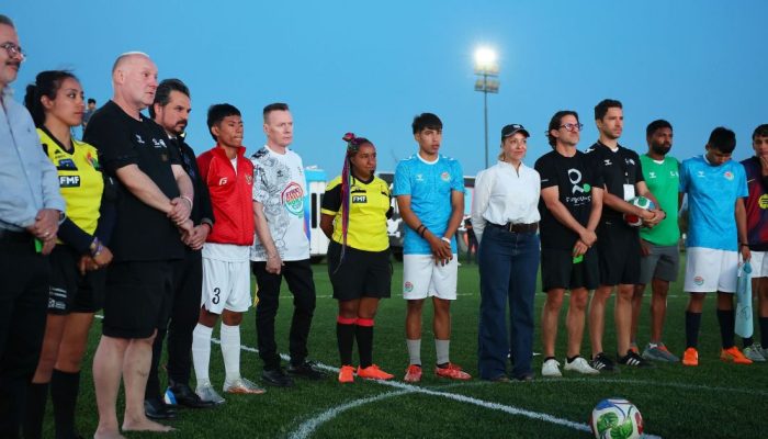 Larry Mullen Jr., membro da banda U2, posa para uma foto em grupo no Torneio Final da Copa do Mun...