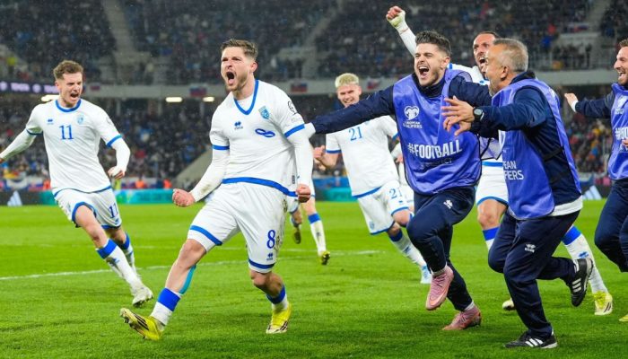 Comemoração de gol do Kosovo contra a Eslováquia  • Christian Hofer - UEFA/UEFA via Getty I...