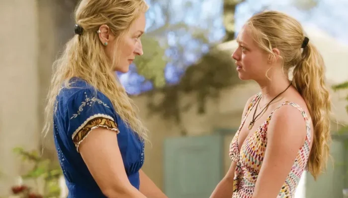 Meryl Streep e Amanda Seyfried interpretando mãe e filha em "Mamma Mia!"  • Reprodução/Univ...