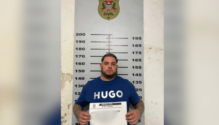 Motorista de Porsche foi preso em flagrante após causar acidente com diversos carros  • Repro...