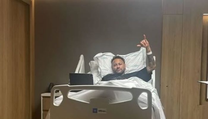 Neymar publica foto no hospital MaterDei, na capital mineira  • Foto: Reprodução / Stories @...