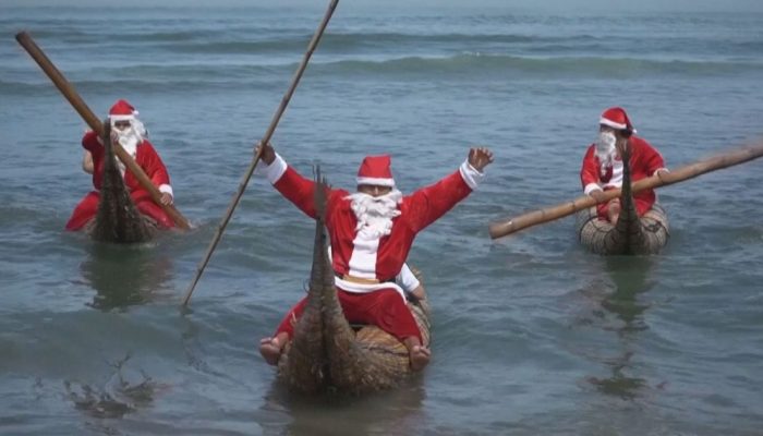 Pescadores no Peru se vestem de Papai Noel e oferecem passeios gratuitos em barcos para dar iníc...