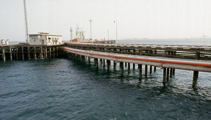 Refinaria e terminal de exportação de petróleo de Mina Al Ahmadi, a 45 km ao sul da Cidade do ...