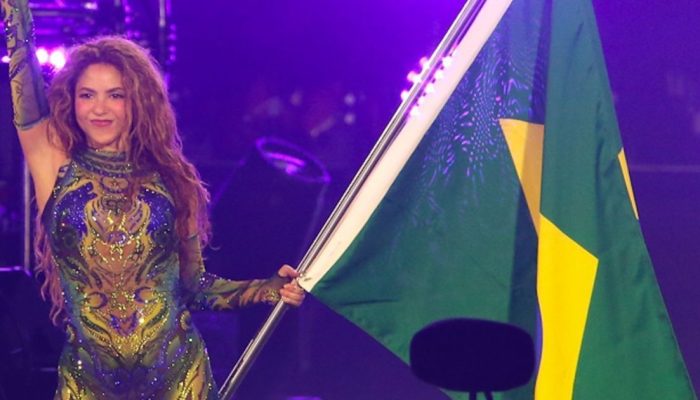 Shakira levanta bandeira brasileira no encerramento do Todo Mundo no Rio  • Dilson Silva/ Agnews