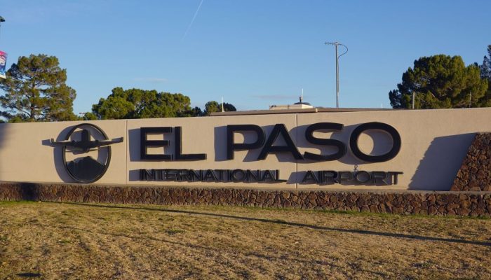 Uma placa no ELP (Aeroporto Internacional de El Paso) em 25 de dezembro de 2025 em El Paso, Texas...