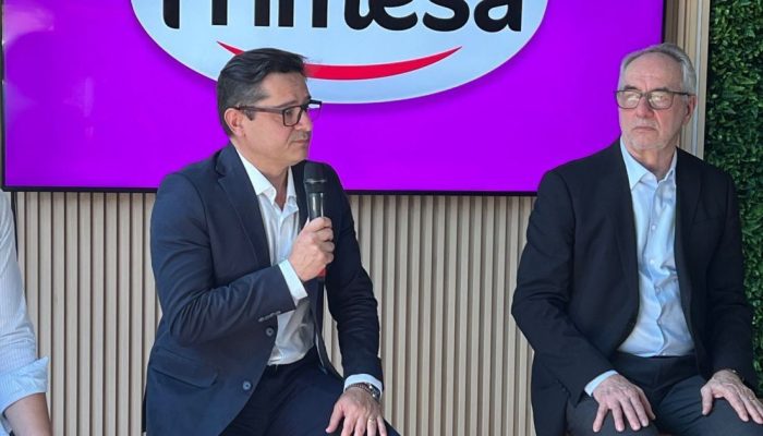 Rodrigo Fossalussa, superintendente comercial E a direita, Elias Zydeck, presidente executivo da ...