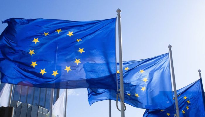 Bandeiras da União Europeia  • ALEXANDRE LALLEMAND/Unsplash