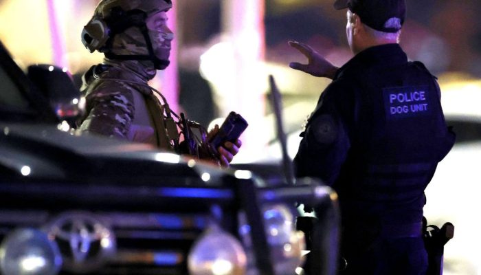 Policiais fortemente armados no local de um tiroteio em massa na praia de Bondi, em 14 de dezembr...
