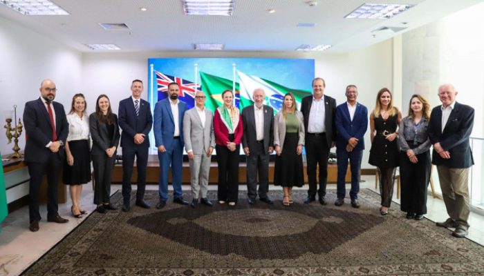 Governador em exercício Darci Piana recebe a embaixadora da Austrália, Sophie Davies.Foto: Igor...