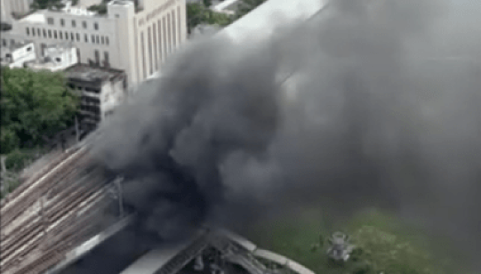 Nuvem de fumaça que cobriu o céu após uma colisão de trens que provocou um incêndio em um ô...