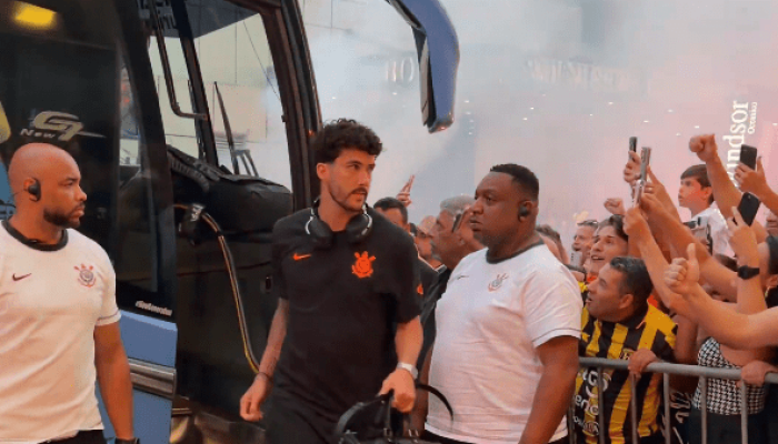 Elenco do Corinthians foi recebido com festa no Rio de Janeiro para a final da Copa do Brasil con...