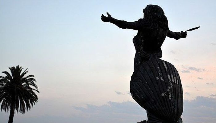 Iemanjá olhando o mar. Estátua localizada no Uruguai (11 de setembro de 2013)  • Wikimedia C...