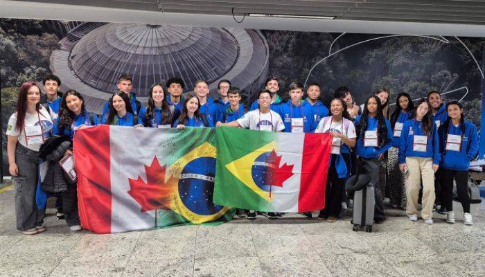 Último grupo de estudantes do Ganhando o Mundo embarcou para o Canadá neste domingo (08)Foto: R...