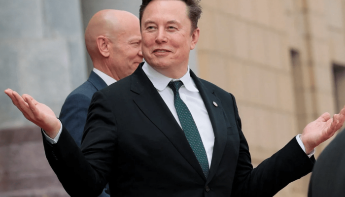 Elon Musk gesticula ao sair após participar de uma cerimônia de boas-vindas ao presidente Donal...