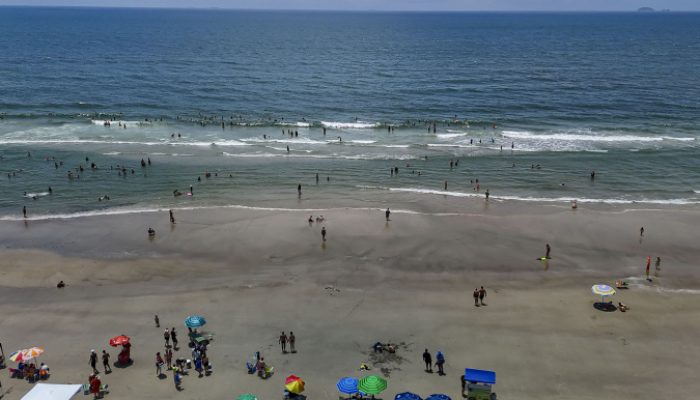 Fim de semana típico de verão: Litoral terá temperaturas acima de 30°C e chuva à tarde. Baln...