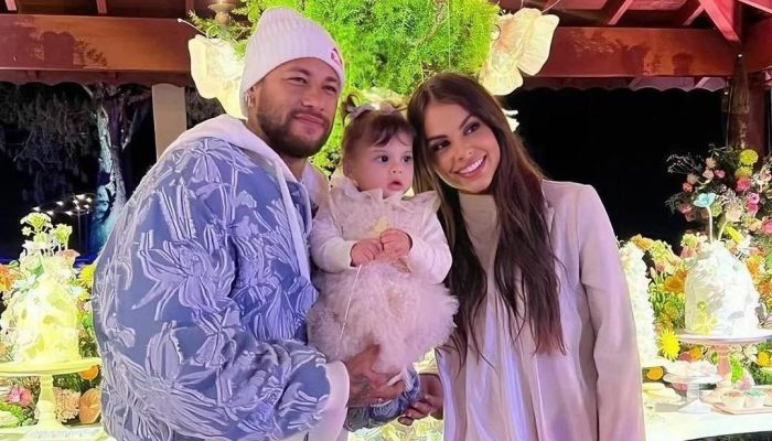 Neymar ao lado da pequena Helena e a modelo Amanda Kimbelly  • Instagram/FC Amanda Kimberlly