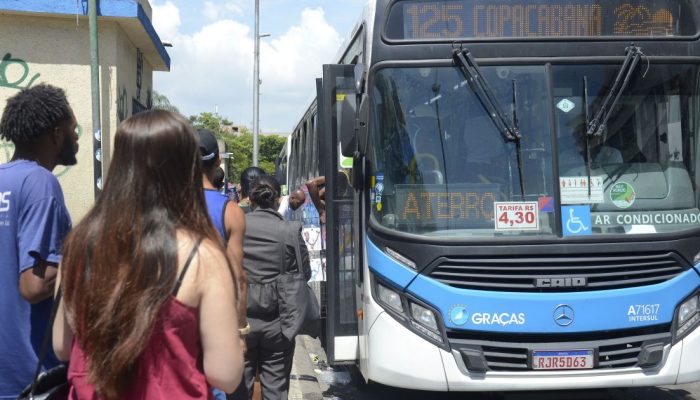 O volume de passageiros caiu de 33 milhões de viagens pagantes por dia para 25 milhões  • To...
