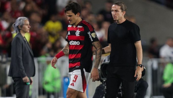 Pedro deixa o campo após lesão no duelo entre Flamengo e Racing, no jogo de ida da semifinal da...
