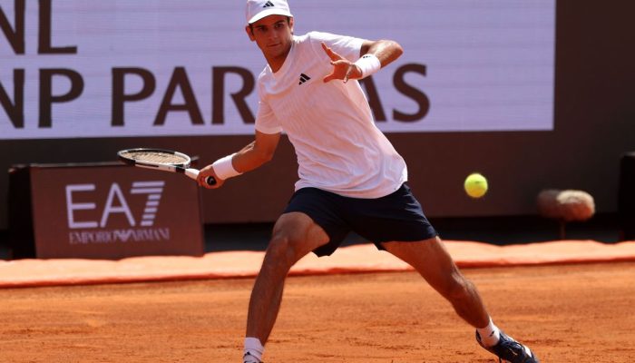 Rafael Jódar em ação na vitória sobre Learner Tien no Masters 1000 de Roma  • Julian Finne...