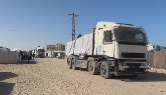 Caminhões de ajuda humanitária são vistos circulando em Rafah, na Faixa de Gaza  • REUTERS