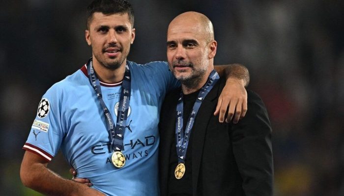 Rodri e Pep Guardiola com as medalhas de campeão da Champions League  • Paul Ellis/AFP