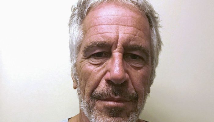 Jeffrey Epstein em registro policial  • de 28/3/2017 e obtido pela Reuters em 10/7/2019 | Divu...