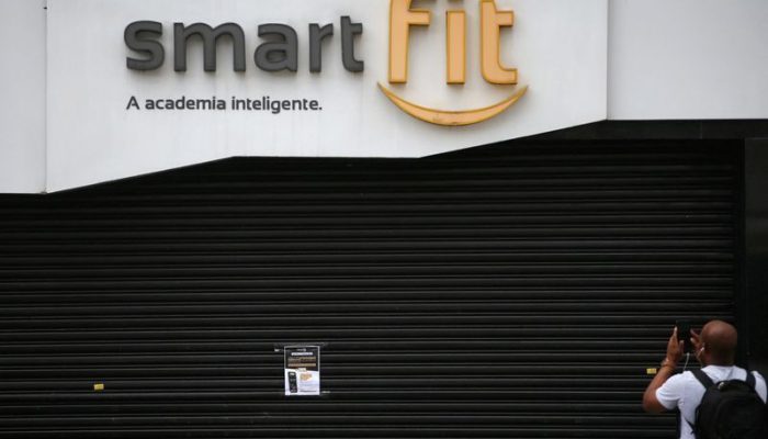 Homem tira foto de fachada de unidade da Smartfit em São Paulo  • 19/03/2020 REUTERS/Rahel Pa...