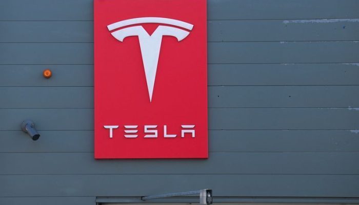 Logo da Tesla em concessionária de Berlim, na Alemanha  • 23/04/2025REUTERS/Annegret Hilse