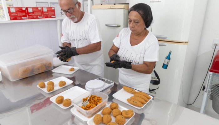 ANTONINA; 11/02/02; Silvio Fressato e Dirlana da empresa Bolinhos da Serra do Mar que produzem bo...